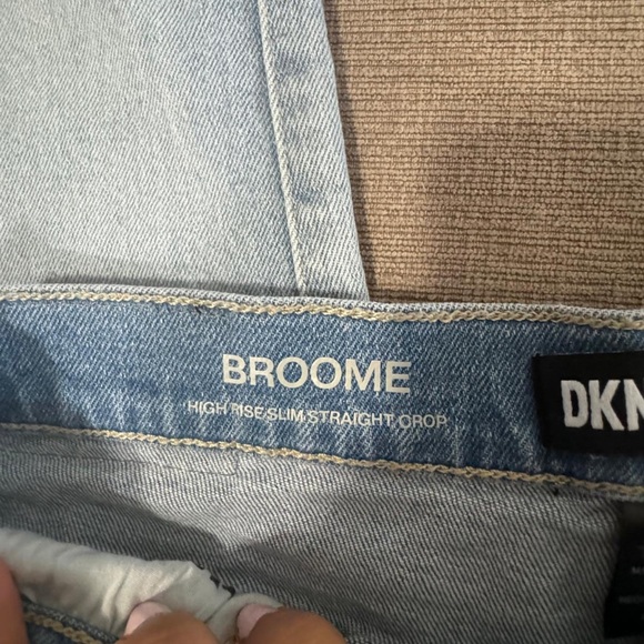 DKNY Broome high-rise straight-leg jeans. Light wash. Size 32. NWOT. - Picture 3 of 8